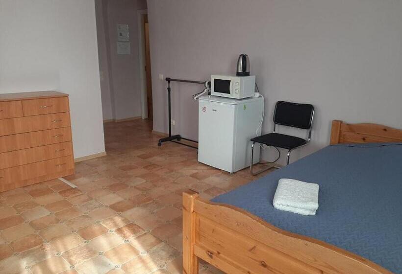 اتاق خانوادگی, Rooms Near The Station