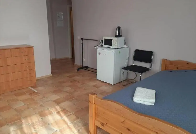 اتاق خانوادگی, Rooms Near The Station