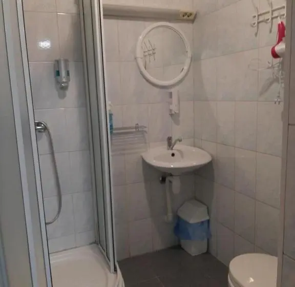 اتاق استاندارد سه نفره, Rooms Near The Station
