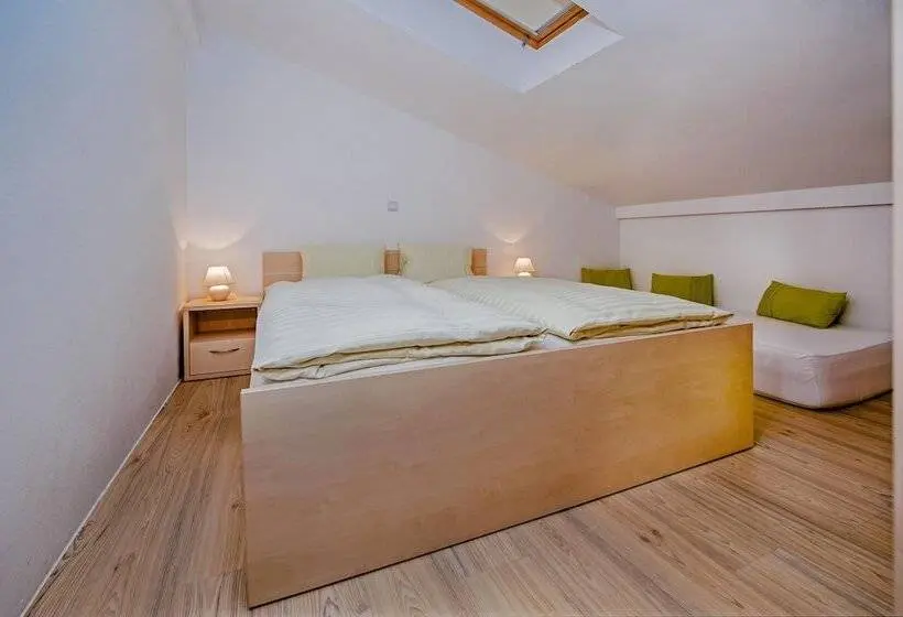 ２ベッドルームアパートメント, Apartments And Room Marko