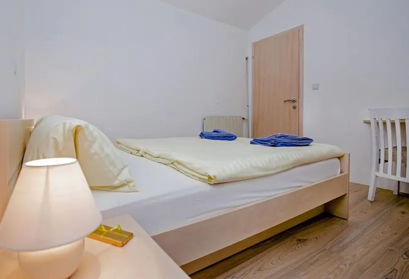 ２ベッドルームアパートメント, Apartments And Room Marko