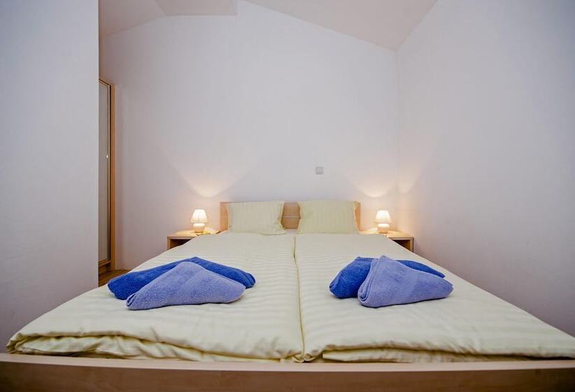 דירת שני חדרים, Apartments And Room Marko