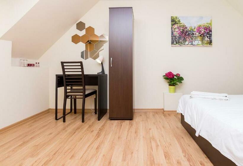 Трехместный Номер Стандарт с Балконом, Family Hotel Madrid