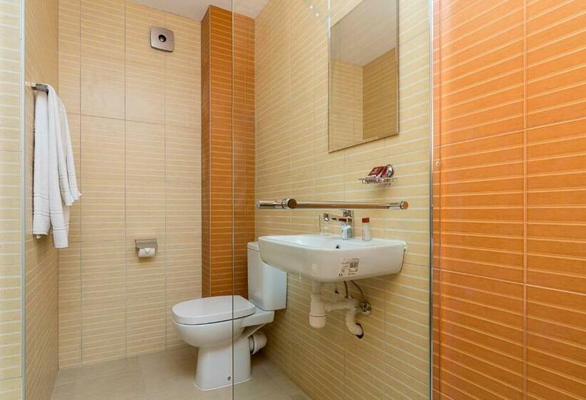 バルコニー付きスタンダードトリプルルーム, Family Hotel Madrid