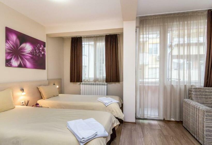 Трехместный Номер Стандарт с Балконом, Family Hotel Madrid