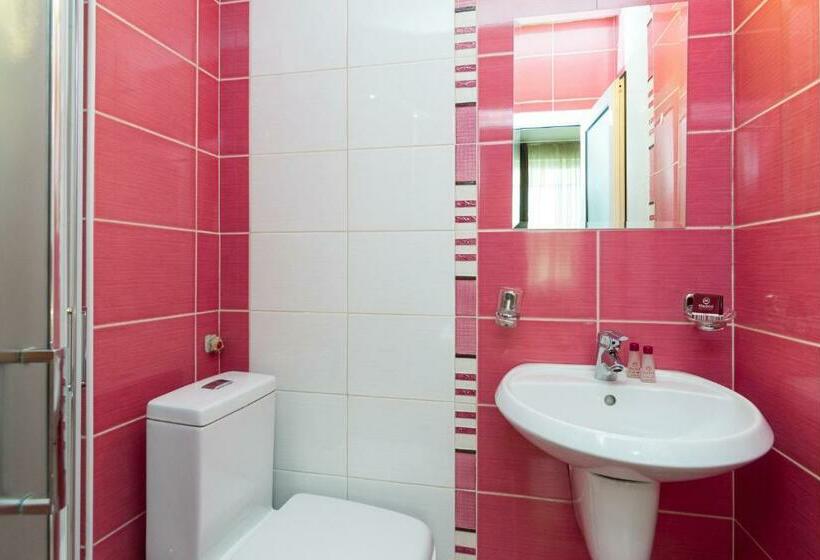 バルコニー付きスタンダードトリプルルーム, Family Hotel Madrid