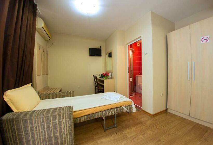 バルコニー付きスタンダードトリプルルーム, Family Hotel Madrid