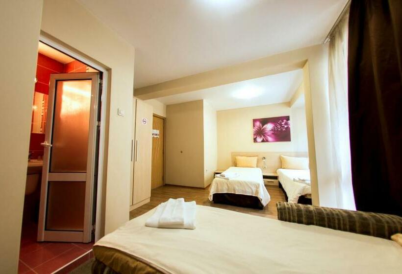 バルコニー付きスタンダードトリプルルーム, Family Hotel Madrid