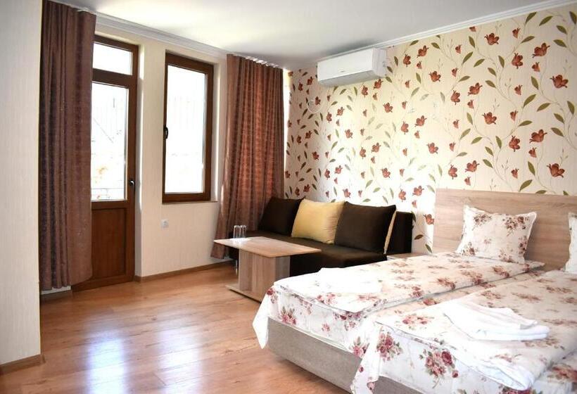 バルコニー付スタンダード４ベッドルーム, Family Hotel Slavianska Dusha