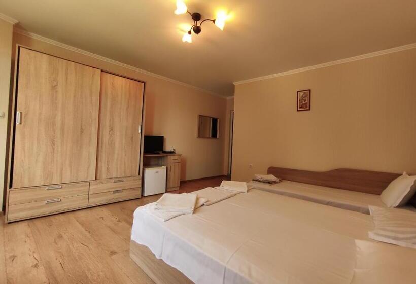 اتاق استاندارد چهارنفره با بالکن, Family Hotel Slavianska Dusha