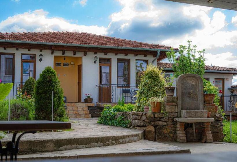 اتاق استاندارد چهارنفره با بالکن, Family Hotel Slavianska Dusha