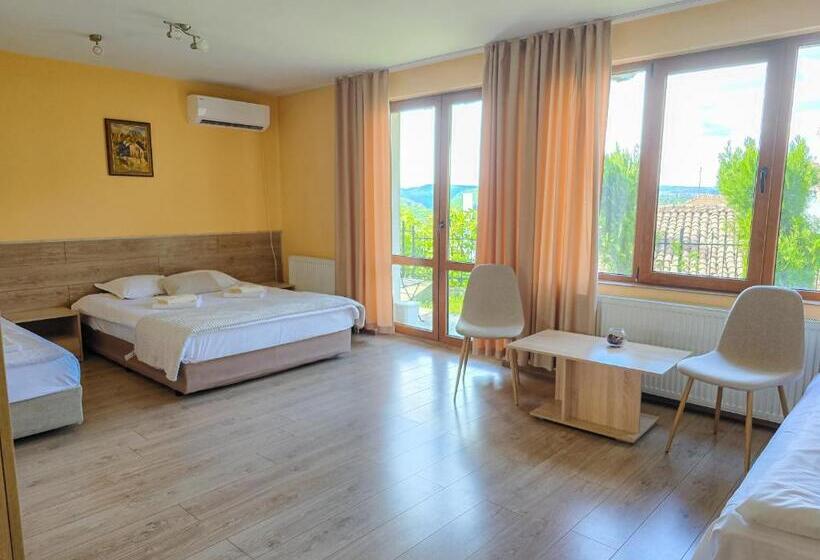 اتاق استاندارد چهارنفره با بالکن, Family Hotel Slavianska Dusha