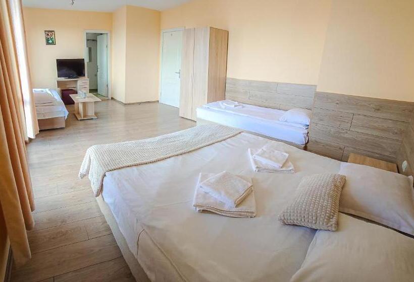 غرفة قياسية رباعية مزودة بشُرفة, Family Hotel Slavianska Dusha