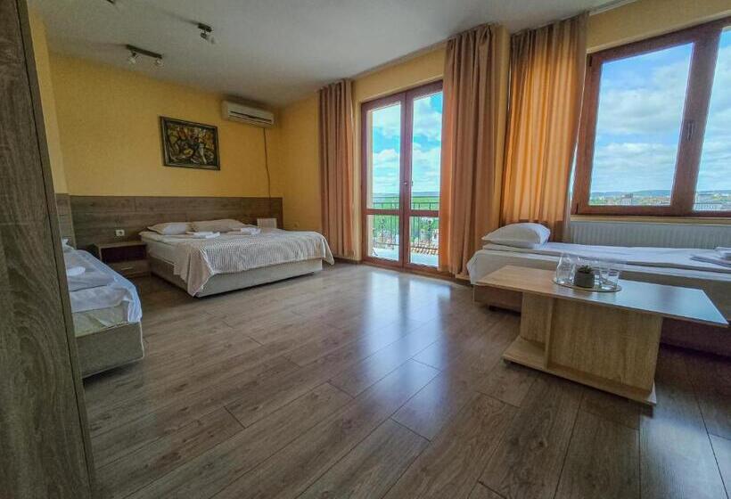 اتاق استاندارد چهارنفره با بالکن, Family Hotel Slavianska Dusha