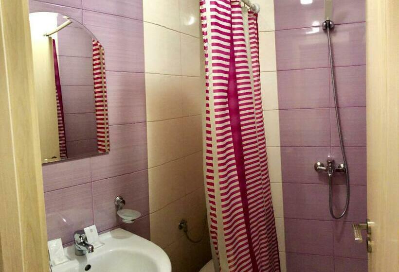 غرفة قياسية مزوَّدة بتراس, Anhea