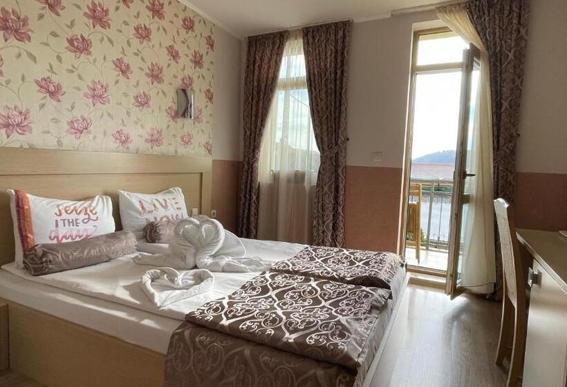 غرفة قياسية مزوَّدة بتراس, Anhea