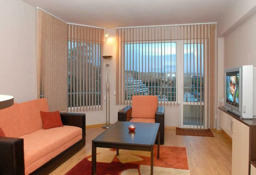 Lakosztály Erkéllyel, Avis