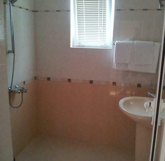 Lakosztály Erkéllyel, Avis