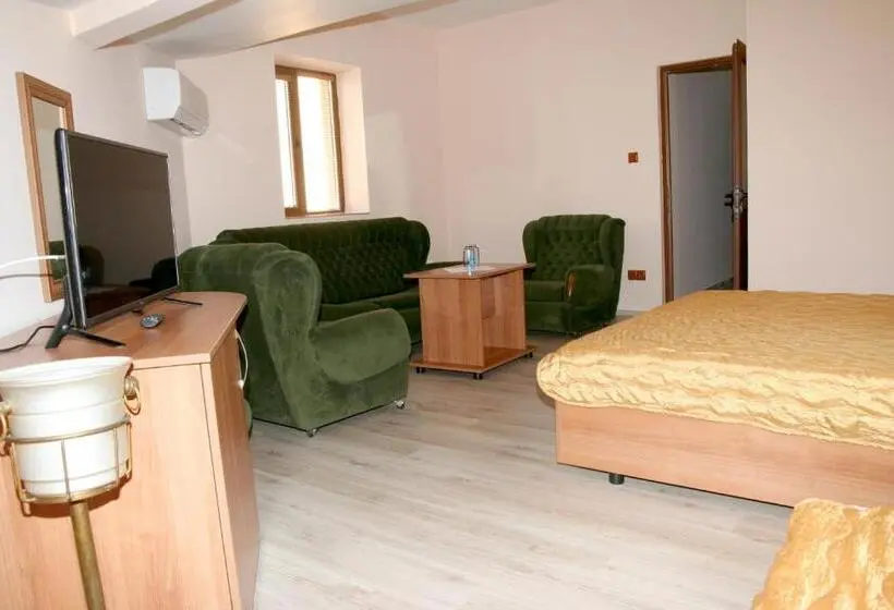 Junior Suite, Interrum