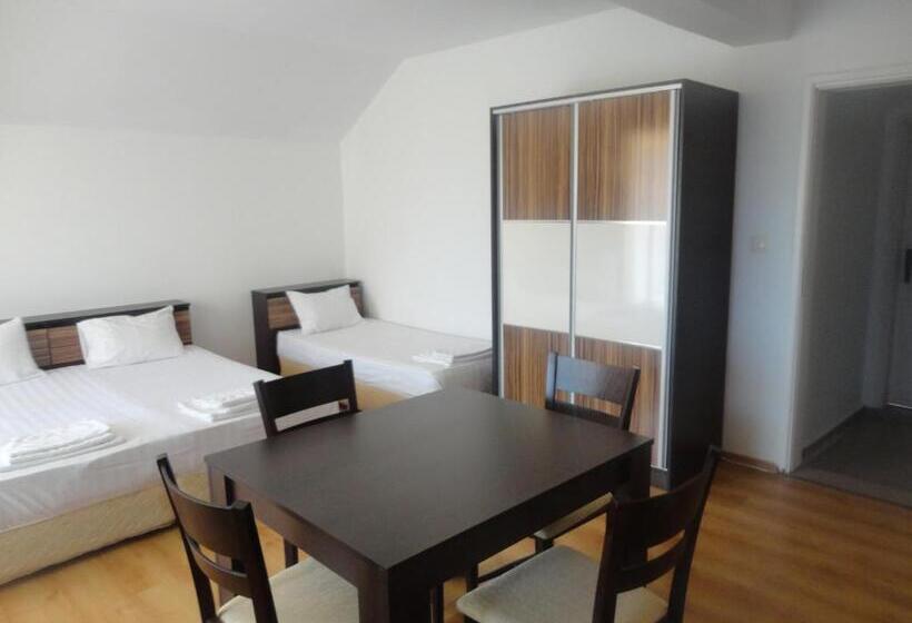 استودیو خانوادگی, Jelezchevi Guest Rooms