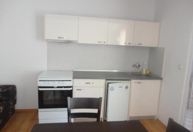 استودیو خانوادگی, Jelezchevi Guest Rooms