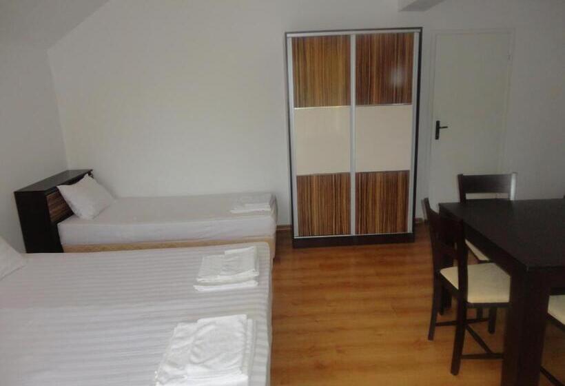 استودیو خانوادگی, Jelezchevi Guest Rooms