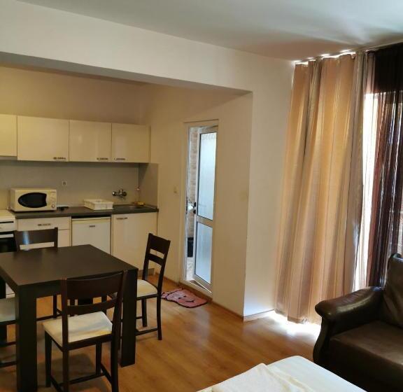 استودیو خانوادگی, Jelezchevi Guest Rooms
