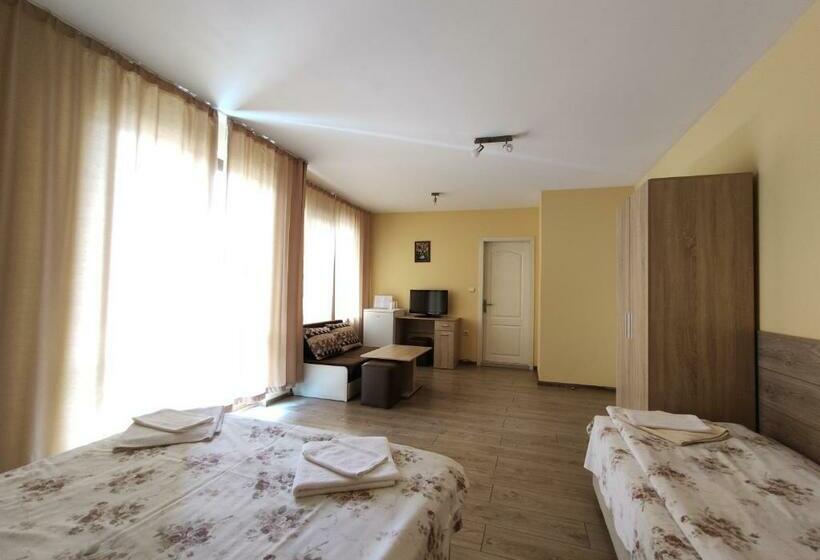 اتاق استاندارد سه تخته با بالکن, Family Hotel Slavianska Dusha