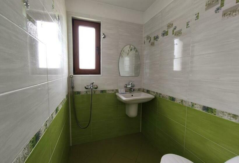 غرفة قياسية ثلاثية مزودة بشرفة, Family Hotel Slavianska Dusha