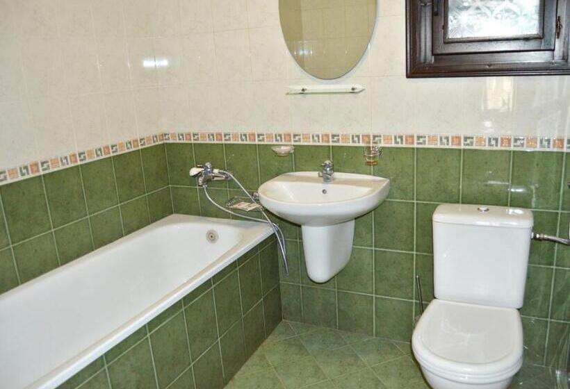 חדר סטנדרט לשלושה עם מרפסת, St. George Pobedonosets