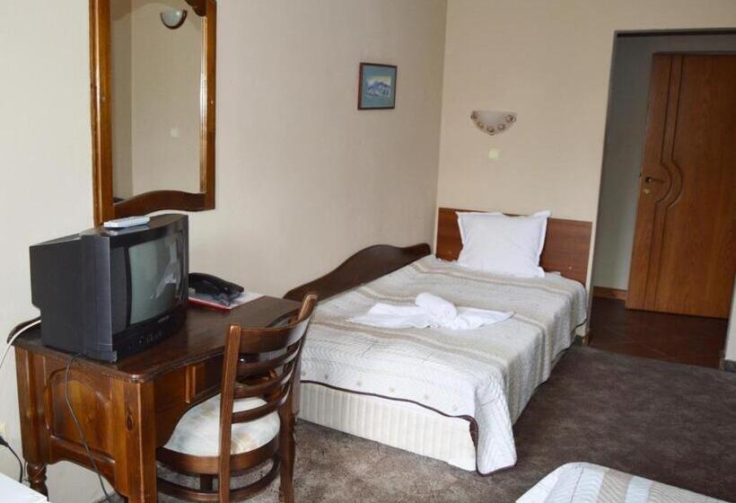 חדר סטנדרט לשלושה עם מרפסת, St. George Pobedonosets