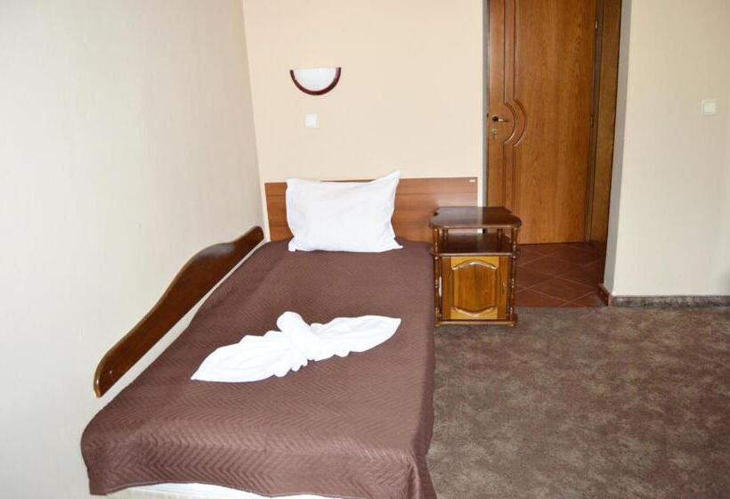 חדר סטנדרט לשלושה עם מרפסת, St. George Pobedonosets