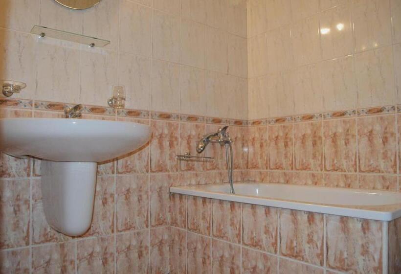 חדר סטנדרט לשלושה עם מרפסת, St. George Pobedonosets