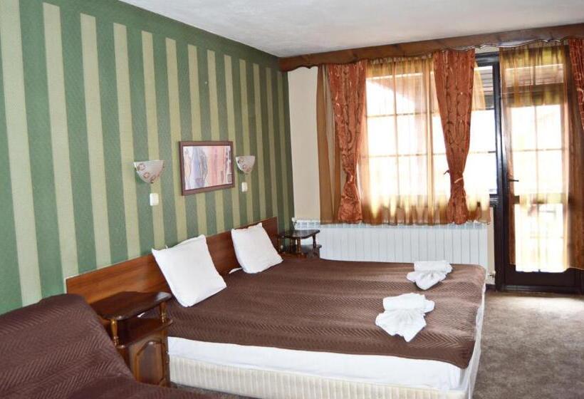 חדר סטנדרט לשלושה עם מרפסת, St. George Pobedonosets