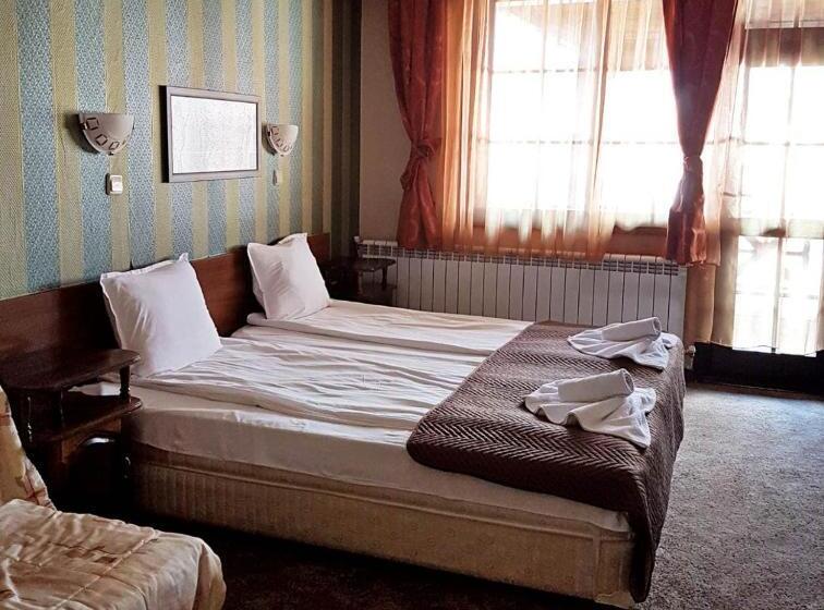 חדר סטנדרט לשלושה עם מרפסת, St. George Pobedonosets