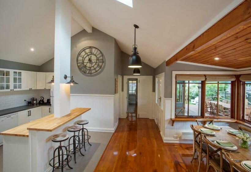 דירת חדר, Oak Tree Lodge