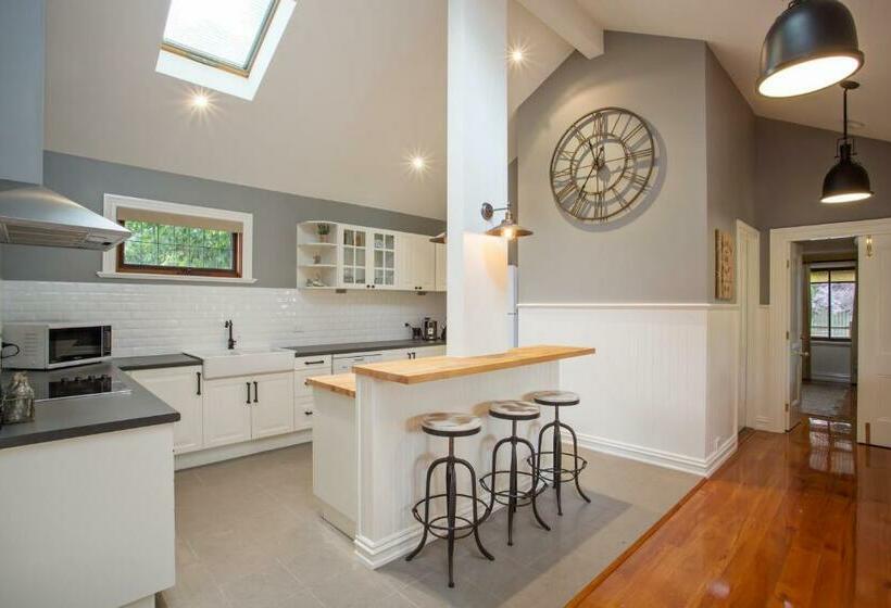 דירת חדר, Oak Tree Lodge