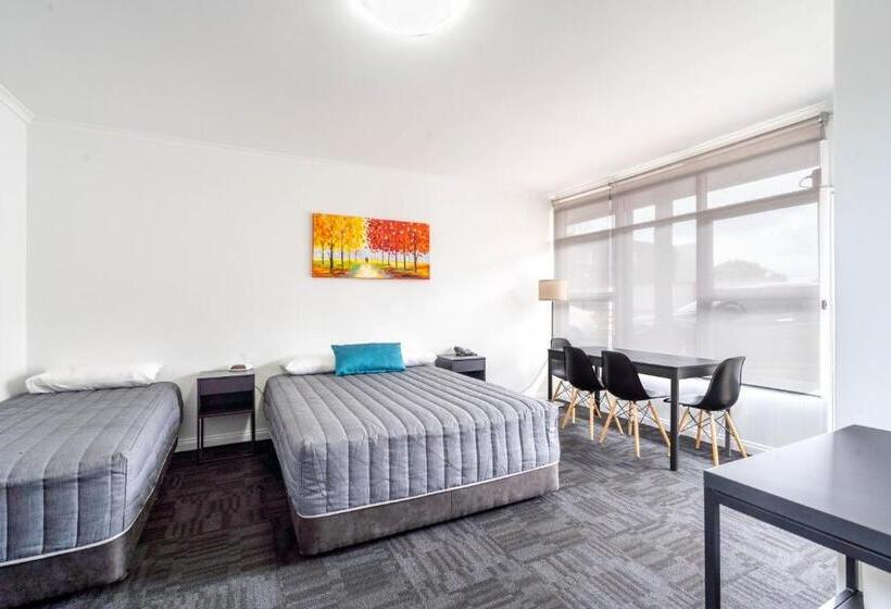 Номер Deluxe, City West Motel