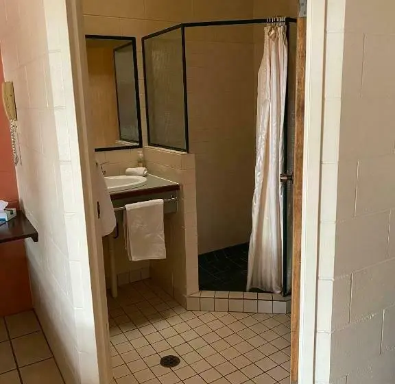 ベーシックトリプルルーム, Curtain Fig Motel