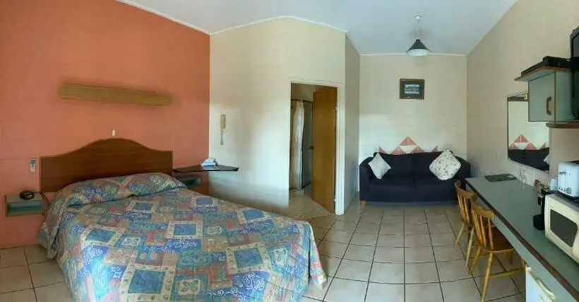 ベーシックトリプルルーム, Curtain Fig Motel