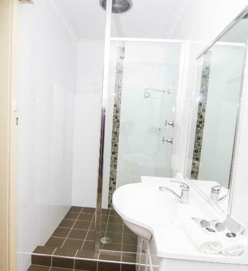 اتاق خانوادگی, Green Gables Motel