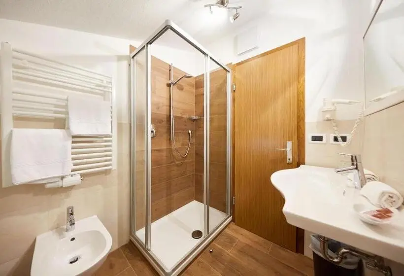 Standard Neljän Hengen Huone Parveke, Garnì Bel Air
