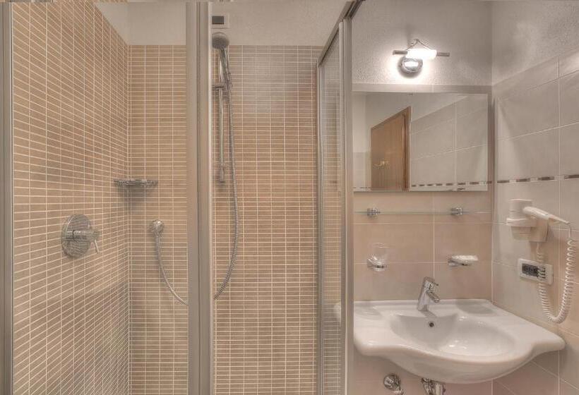 标准三人间, Garnì Bel Air