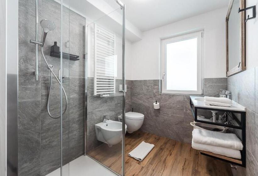 Pokój Superior Trzyosobowy, Sassleng