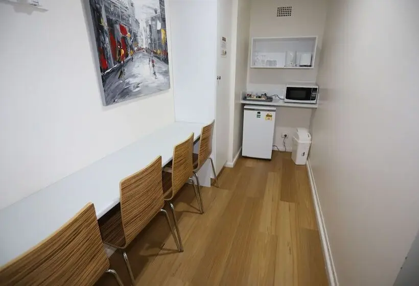 Perhehuone, Reign Inn Newcastle
