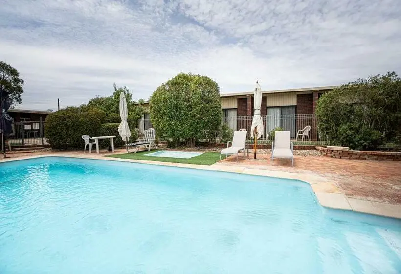 Perhehuone, Riviana Motel