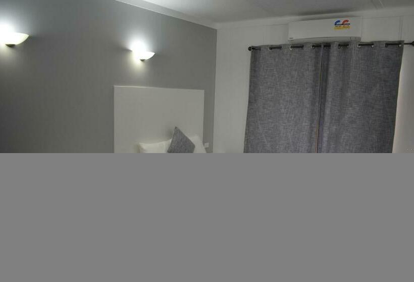 اتاق خانوادگی, Riviana Motel