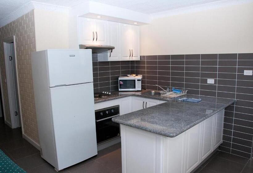 آپارتمان 3 خوابه, The Swiss Motel