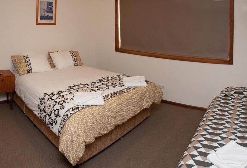 آپارتمان 4 خوابه, The Swiss Motel