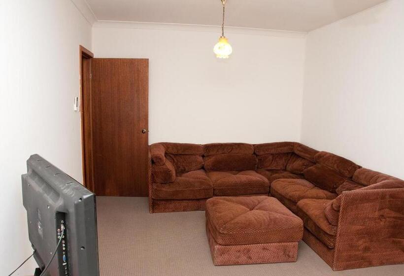 آپارتمان 4 خوابه, The Swiss Motel